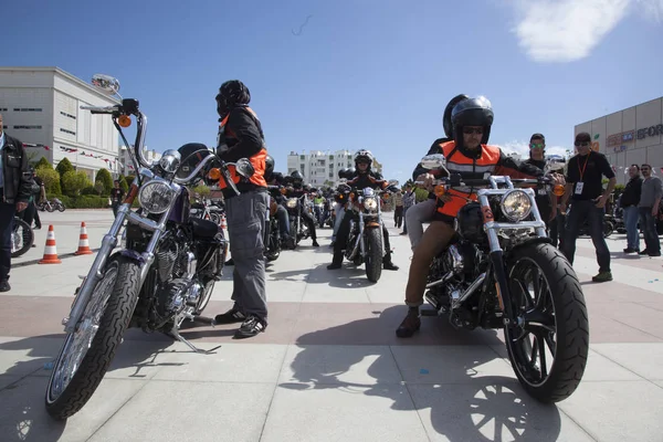 Harley Davidson 'a binerken mutlu sürücü — Stok fotoğraf