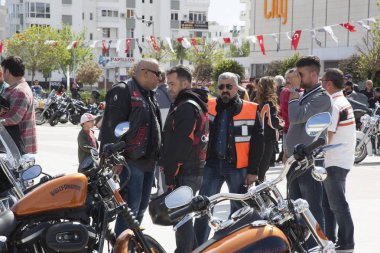 Harley Davidson 'a binerken mutlu sürücü