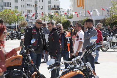 Harley Davidson 'a binerken mutlu sürücü