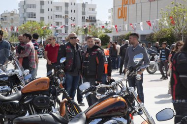 Harley Davidson 'a binerken mutlu sürücü
