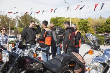 Harley Davidson 'a binerken mutlu sürücü