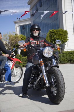 Harley Davidson 'a binerken mutlu sürücü