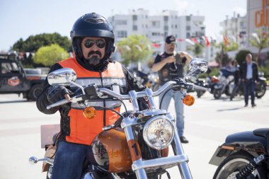 Harley Davidson 'a binerken mutlu sürücü