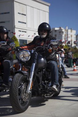 Harley Davidson 'a binerken mutlu sürücü
