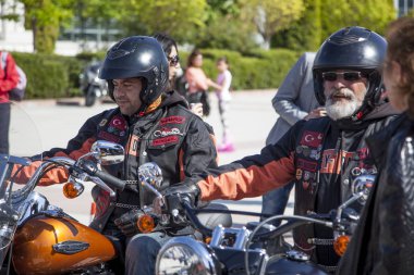 Harley Davidson 'a binerken mutlu sürücü