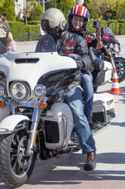 Harley Davidson 'a binerken mutlu sürücü