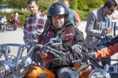 Harley Davidson 'a binerken mutlu sürücü