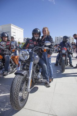 Harley Davidson 'a binerken mutlu sürücü