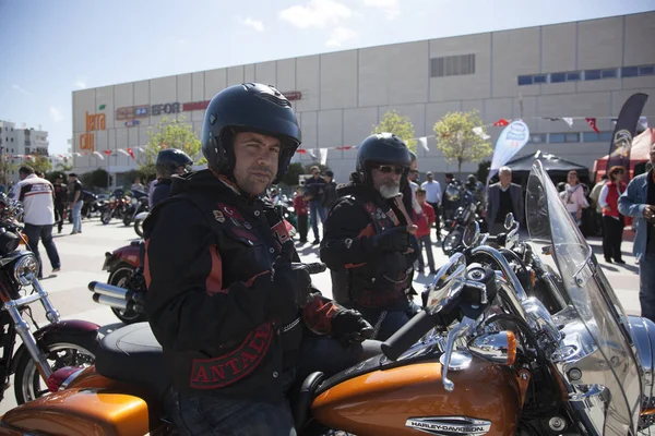 Conductor feliz montando Harley Davidson — Foto de Stock