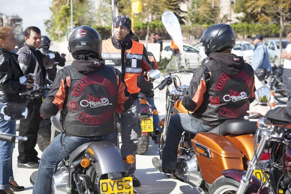 Счастливый водитель за рулем Harley Davidson — стоковое фото