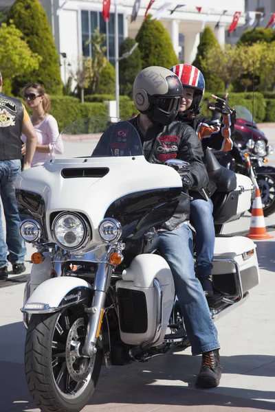 Harley Davidson 'a binerken mutlu sürücü — Stok fotoğraf