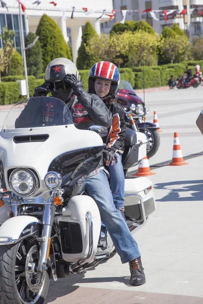 Motorista feliz montando Harley Davidson — Fotografia de Stock