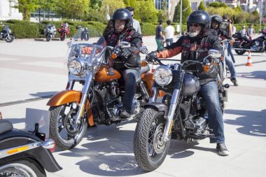 Harley Davidson 'a binerken mutlu sürücü
