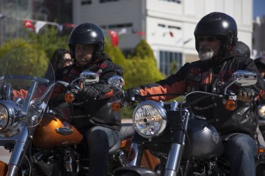 Harley Davidson 'a binerken mutlu sürücü
