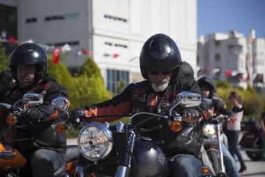 Harley Davidson 'a binerken mutlu sürücü