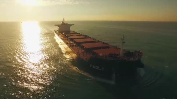 Luchtfoto Van Containerschip Oceaan — Stockvideo