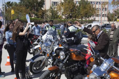 Harley Davidson 'a binerken mutlu sürücü