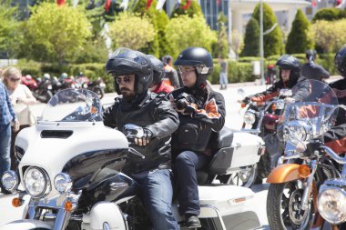 Harley Davidson 'a binerken mutlu sürücü
