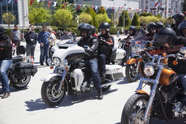 Harley Davidson 'a binerken mutlu sürücü