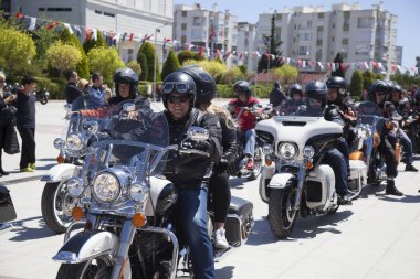 Harley Davidson 'a binerken mutlu sürücü