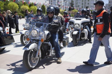 Harley Davidson 'a binerken mutlu sürücü