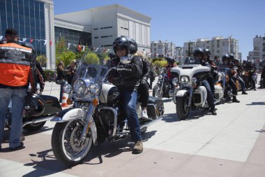 Harley Davidson 'a binerken mutlu sürücü