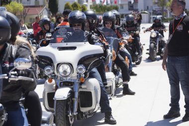Harley Davidson 'a binerken mutlu sürücü