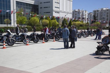 Harley Davidson 'a binerken mutlu sürücü