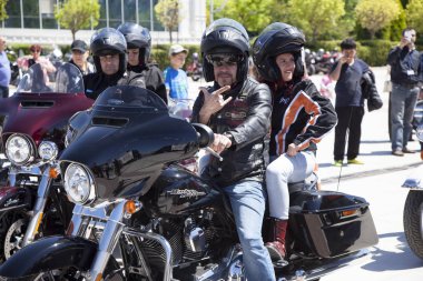 Harley Davidson 'a binerken mutlu sürücü
