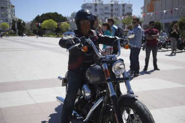 Harley Davidson 'a binerken mutlu sürücü