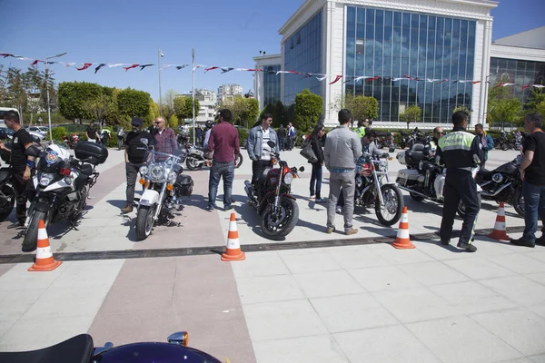 Glad förare rider Harley Davidson — Stockfoto