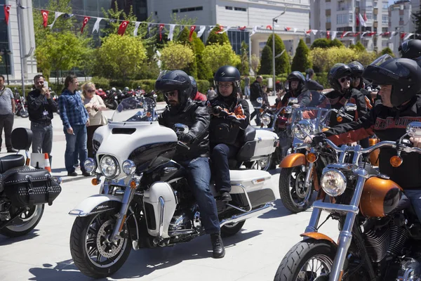 Harley Davidson 'a binerken mutlu sürücü