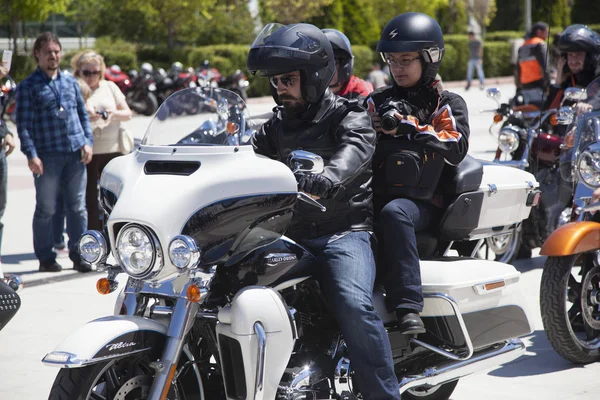 Motorista feliz montando Harley Davidson — Fotografia de Stock