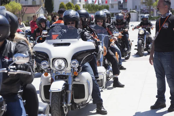 Conductor feliz montando Harley Davidson — Foto de Stock