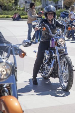 Harley Davidson 'a binerken mutlu sürücü
