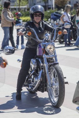 Harley Davidson 'a binerken mutlu sürücü