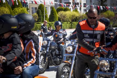 Harley Davidson 'a binerken mutlu sürücü