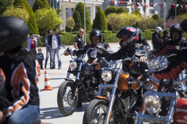 Harley Davidson 'a binerken mutlu sürücü