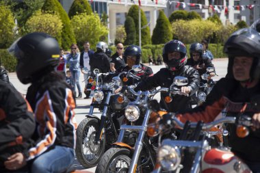 Harley Davidson 'a binerken mutlu sürücü