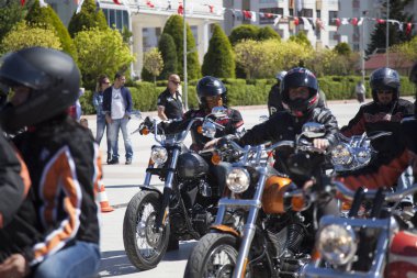 Harley Davidson 'a binerken mutlu sürücü
