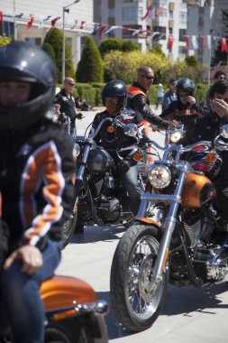 Harley Davidson 'a binerken mutlu sürücü