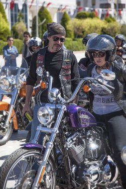 Harley Davidson 'a binerken mutlu sürücü