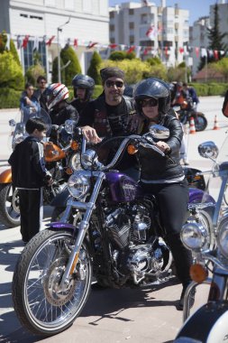 Harley Davidson 'a binerken mutlu sürücü