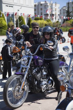 Harley Davidson 'a binerken mutlu sürücü