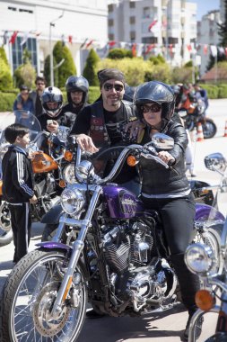 Harley Davidson 'a binerken mutlu sürücü