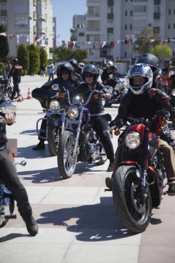 Harley Davidson 'a binerken mutlu sürücü