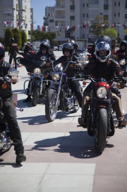 Harley Davidson 'a binerken mutlu sürücü