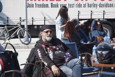 Harley Davidson 'a binerken mutlu sürücü