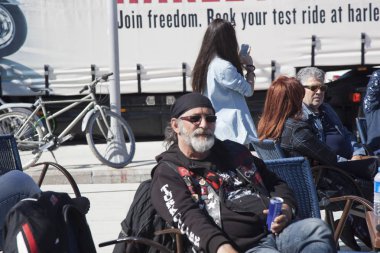 Harley Davidson 'a binerken mutlu sürücü