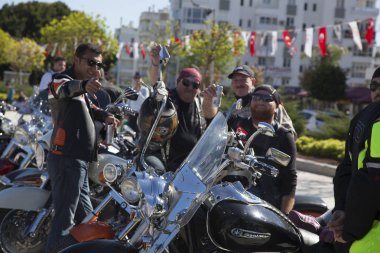 Harley Davidson 'a binerken mutlu sürücü